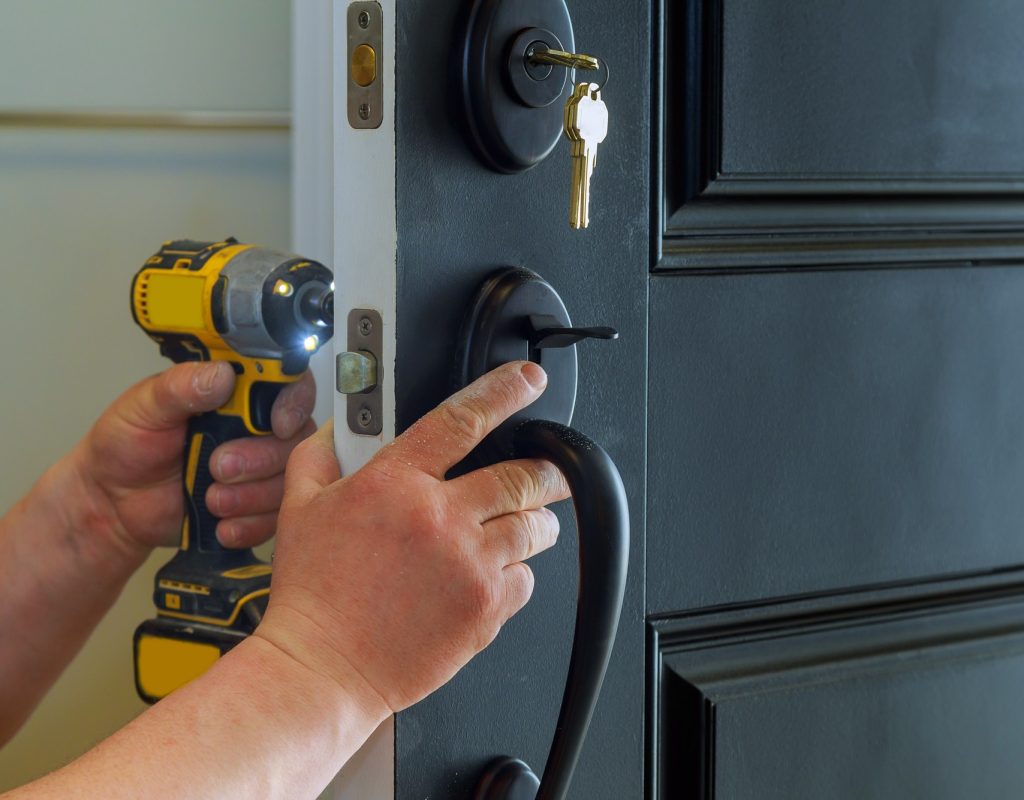 closeup of a professional locksmith installing a new lock on a house exterior door with the inside q7pmx4vmnx0tsvlcoy3f07jkcx6d8ljjivyz966vk0 - Empresa de Cerrajerías en Provincia de Barcelona